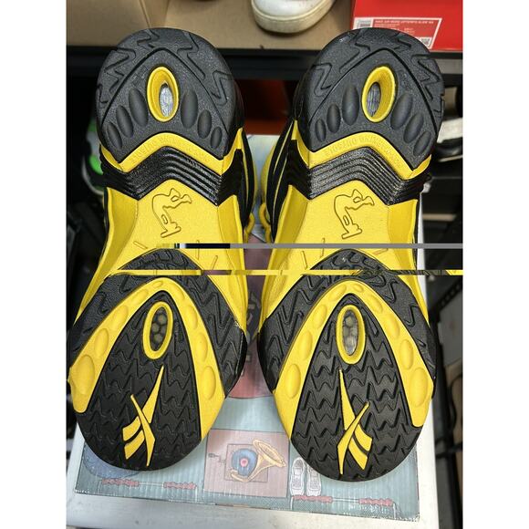 Men’s 9.5 Reebok Shaqnosis Shaq-Fu Minions Shoes